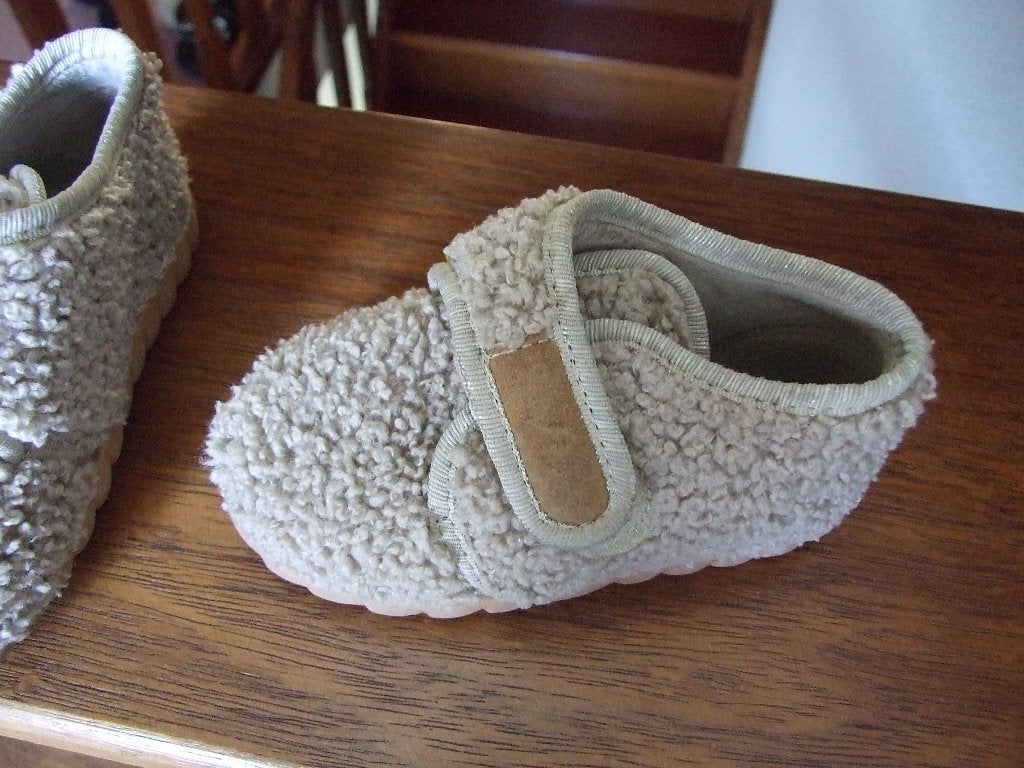 Fischer zandkleurige teddyslofjes maat 22, Gebruikt, Jongen of Meisje, Schoenen, Ophalen of Verzenden