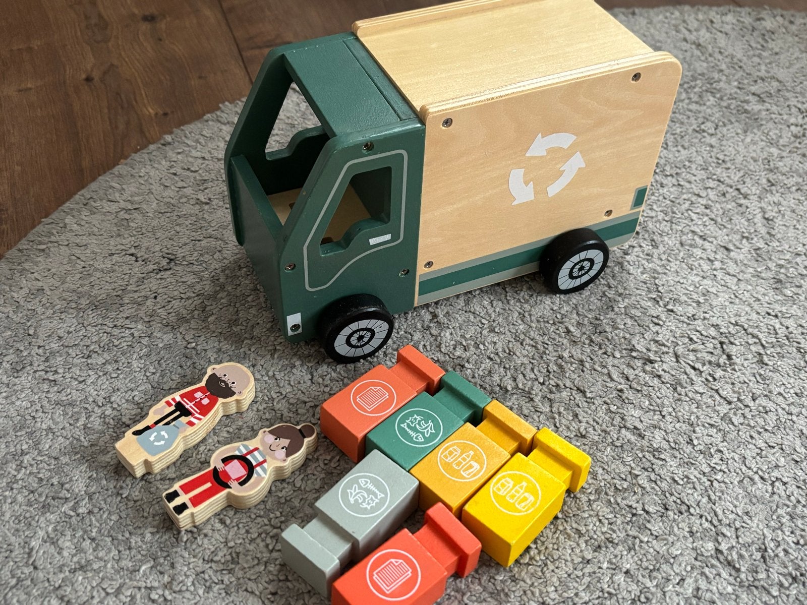 Houten vuilniswagen met vuilnisbakken en poppetjes, Ophalen of Verzenden, Zo goed als nieuw