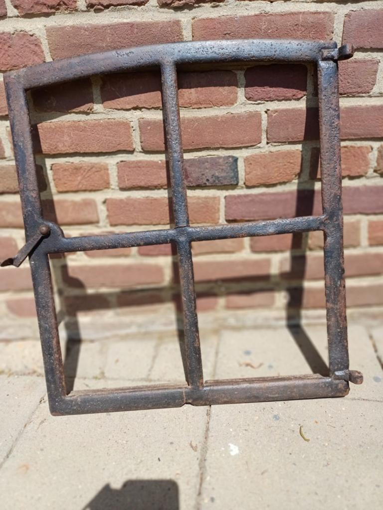 Oud gietijzeren raamwerk, vermoedelijk uit kerk, Ophalen of Verzenden
