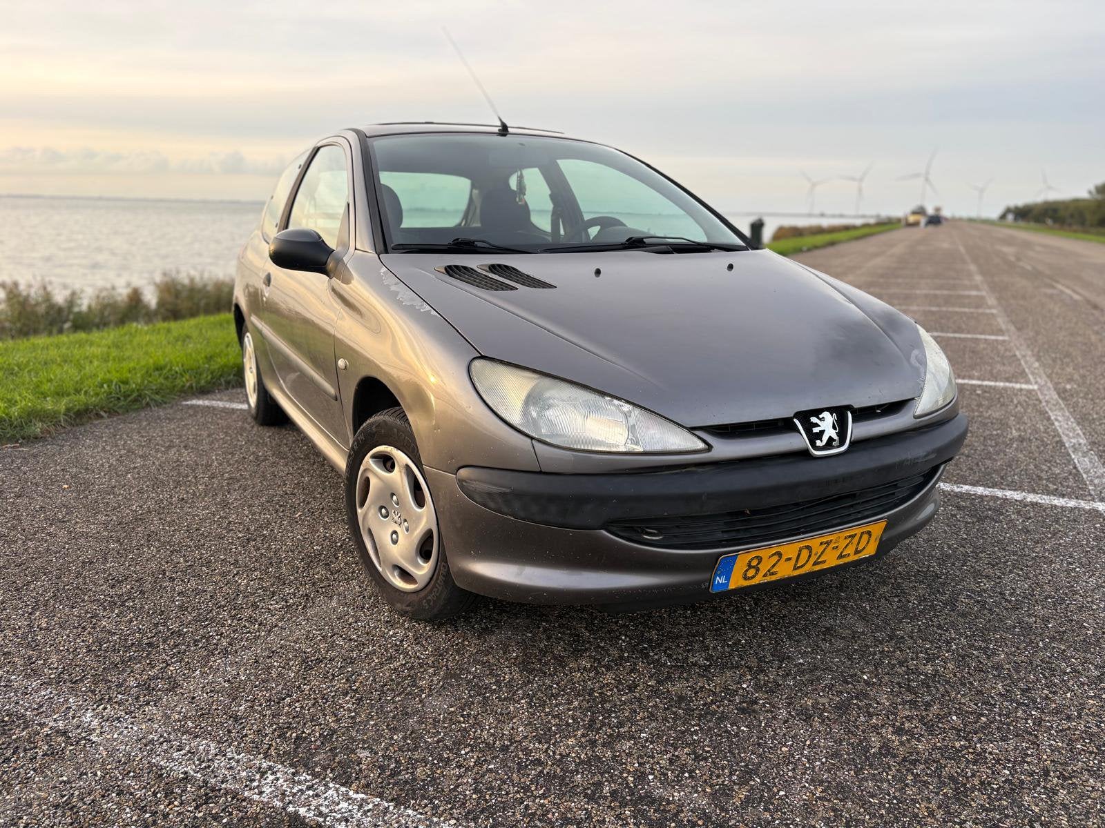 Peugeot 206 1.4 AUTOMAAT/APK SEPT 2027/SCHUIFDAK/NAP, Xenon verlichting, Bedrijf, Grijs, 1100 kg