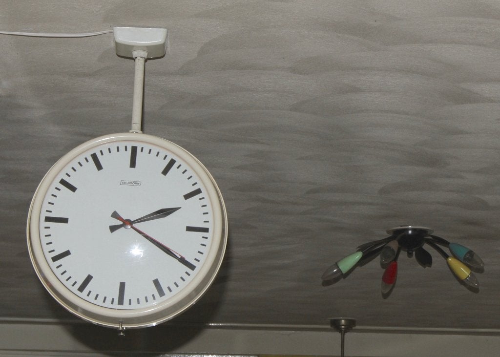 Stationsklok Schoolklok dubbelzijdig van Doorn jaren 50, Gebruikt, Vintage, Ophalen of Verzenden, Overige kleuren
