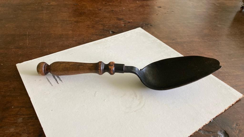 Antieke kolen schep gedraaid hout en ijzer mooi 40cm, Antiek en Kunst, Antiek | Gereedschap en Instrumenten, Ophalen of Verzenden
