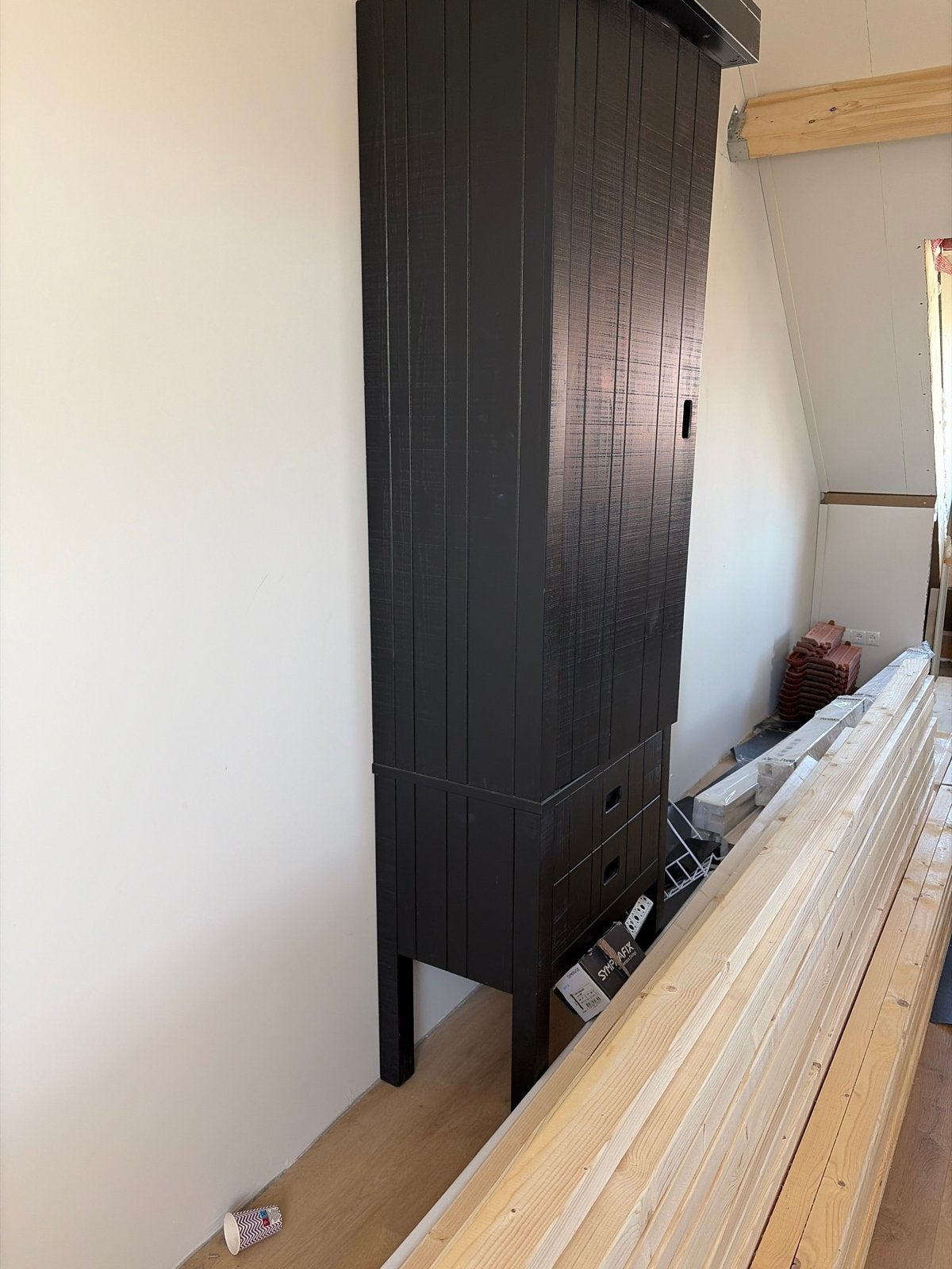Hoge kast, zwart, 240x60cm, op te halen in Broek op Langedij, Huis en Inrichting, Kasten | Kledingkasten, Ophalen, Gebruikt, 200 cm of meer