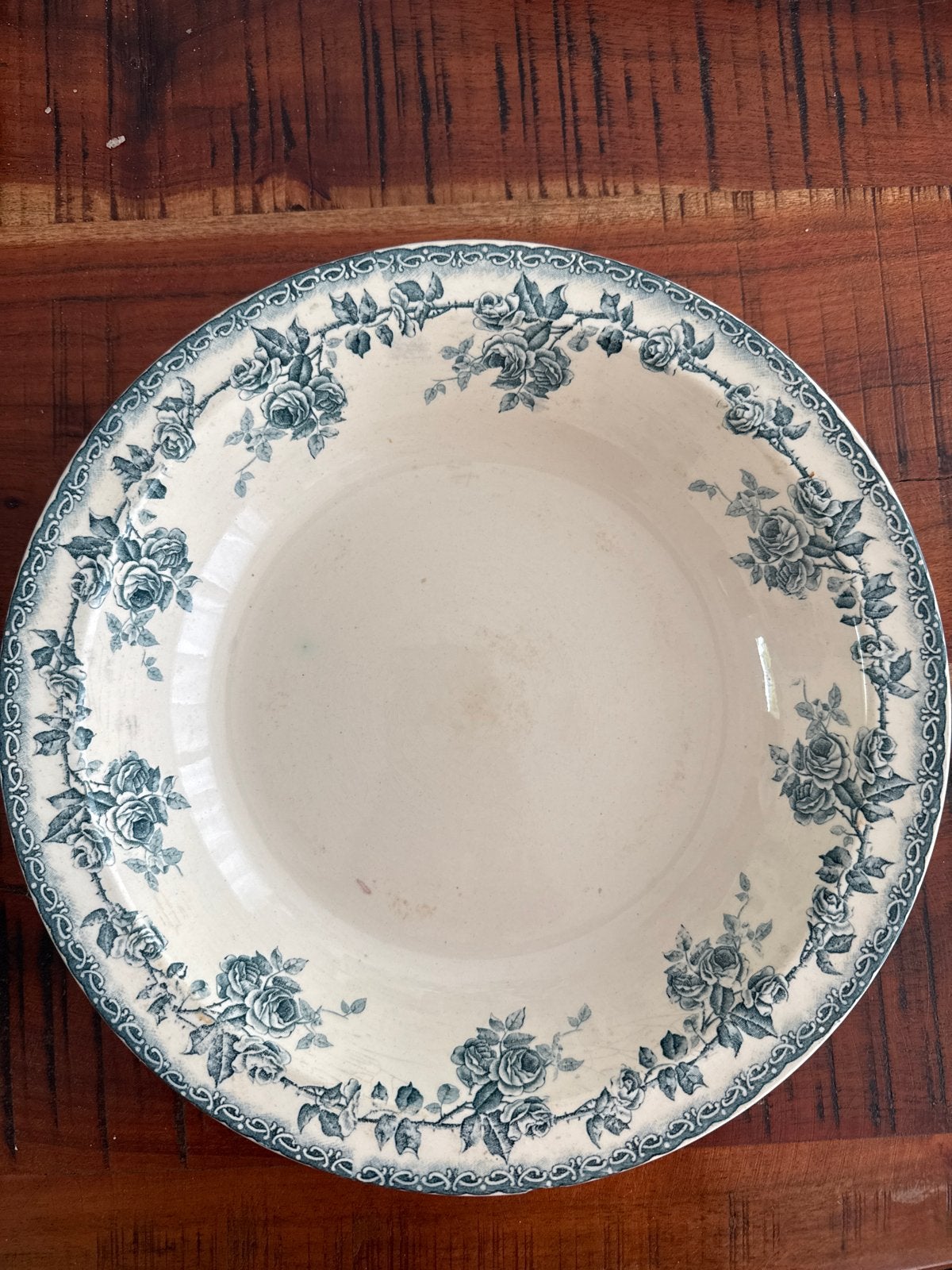 Antieke diepe bord Terre de Fer met blauw rozenmotief, Ophalen of Verzenden
