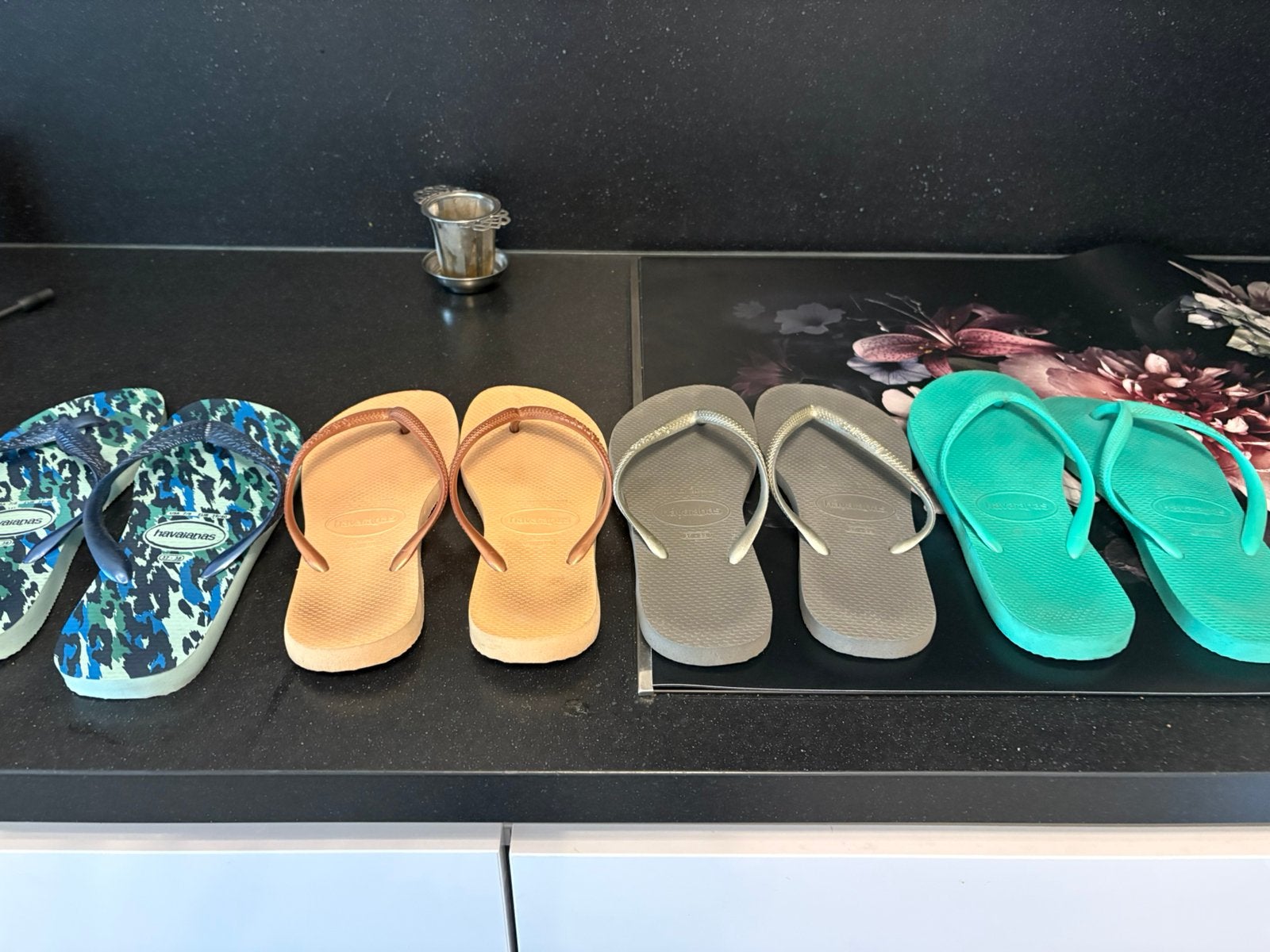 4 paar slippers maat 38, Kleding | Dames, Ophalen of Verzenden, Gedragen, Overige kleuren