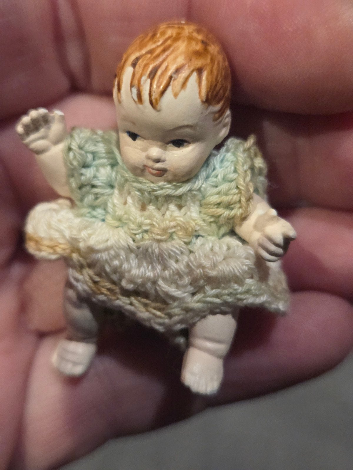 Antiek Porseleinen Miniatuur Popje met Gehaakt Jurkje, Antiek en Kunst, Ophalen of Verzenden