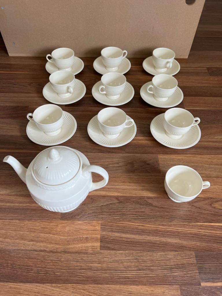 Wedgwood theepot met 10 kopjes en 9 schoteltjes, Ophalen