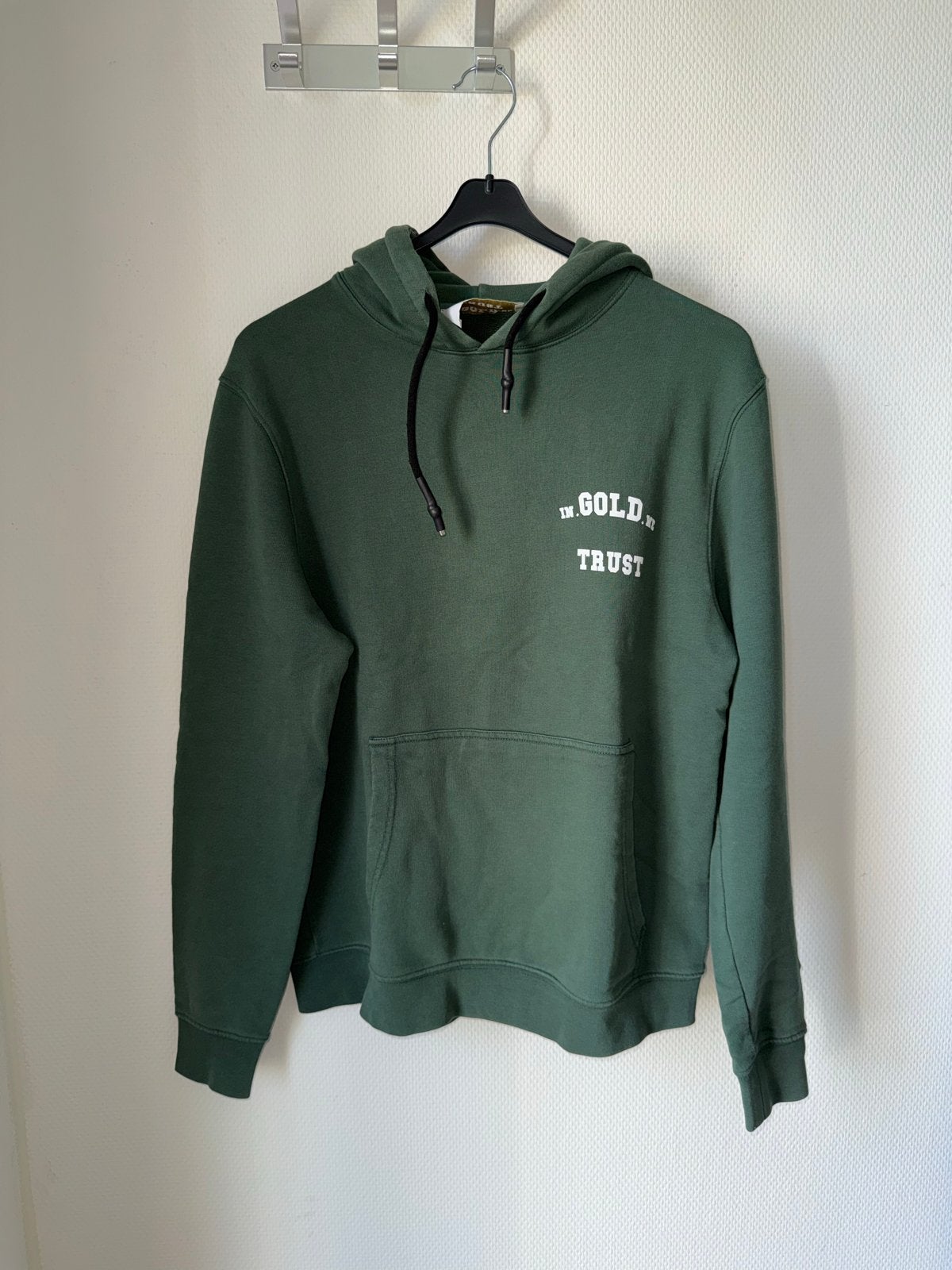 In Gold We Trust Hoodie - Maat S, Kleding | Heren, Ophalen of Verzenden, Zo goed als nieuw