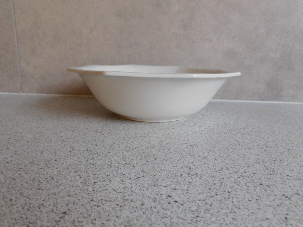 Diepe Schaal 17,5 cm. Heritage Johnson Brothers, Overige merken, Ophalen of Verzenden, Overige stijlen, Porselein