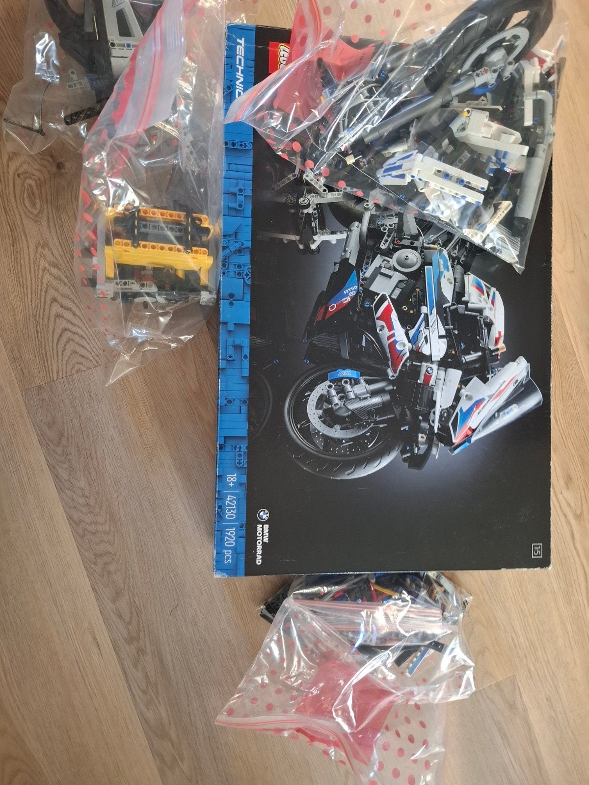 LEGO Technic BMW M 1000 RR - Zo goed als nieuw, Ophalen of Verzenden, Zo goed als nieuw