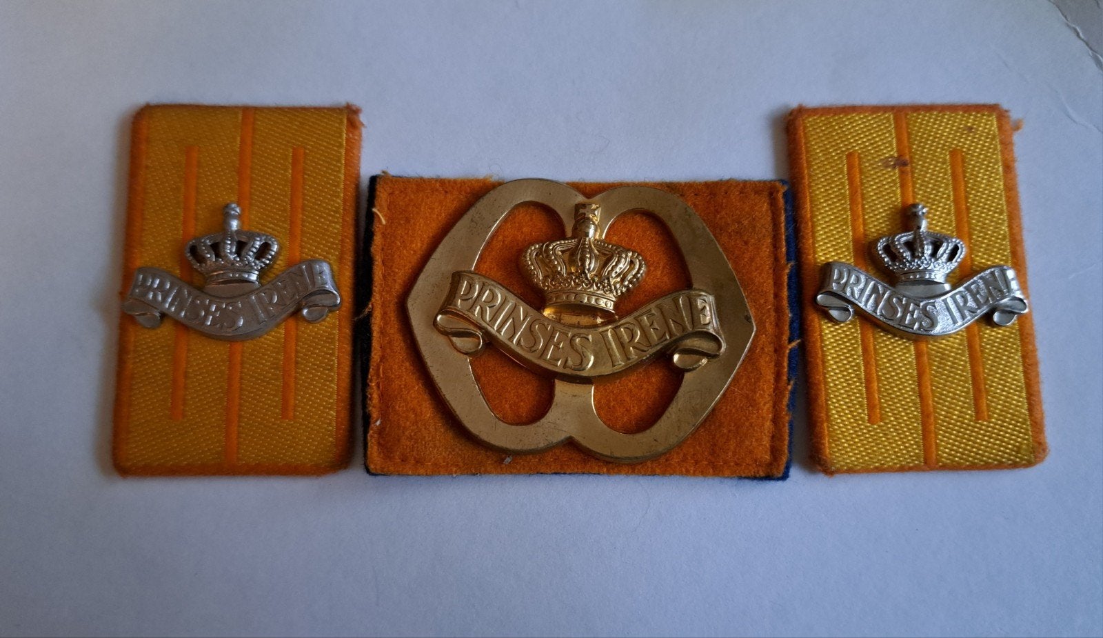 Set emblemen Prinses Irene Baret en kraagspiegels, Verzamelen, Ophalen of Verzenden, Landmacht, Nederland, Embleem of Badge