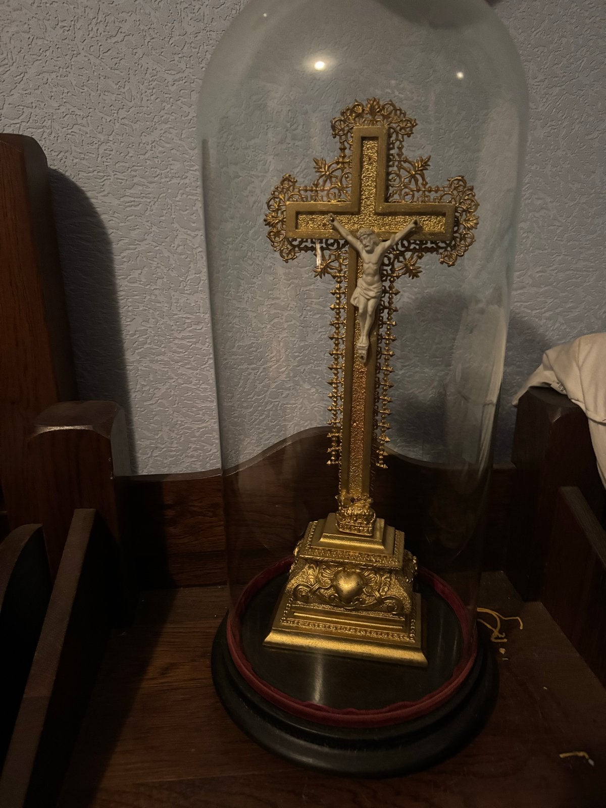Antiek Kruisbeeld onder Glazen Stolp - Religieuze Kunst, Antiek en Kunst, Ophalen of Verzenden