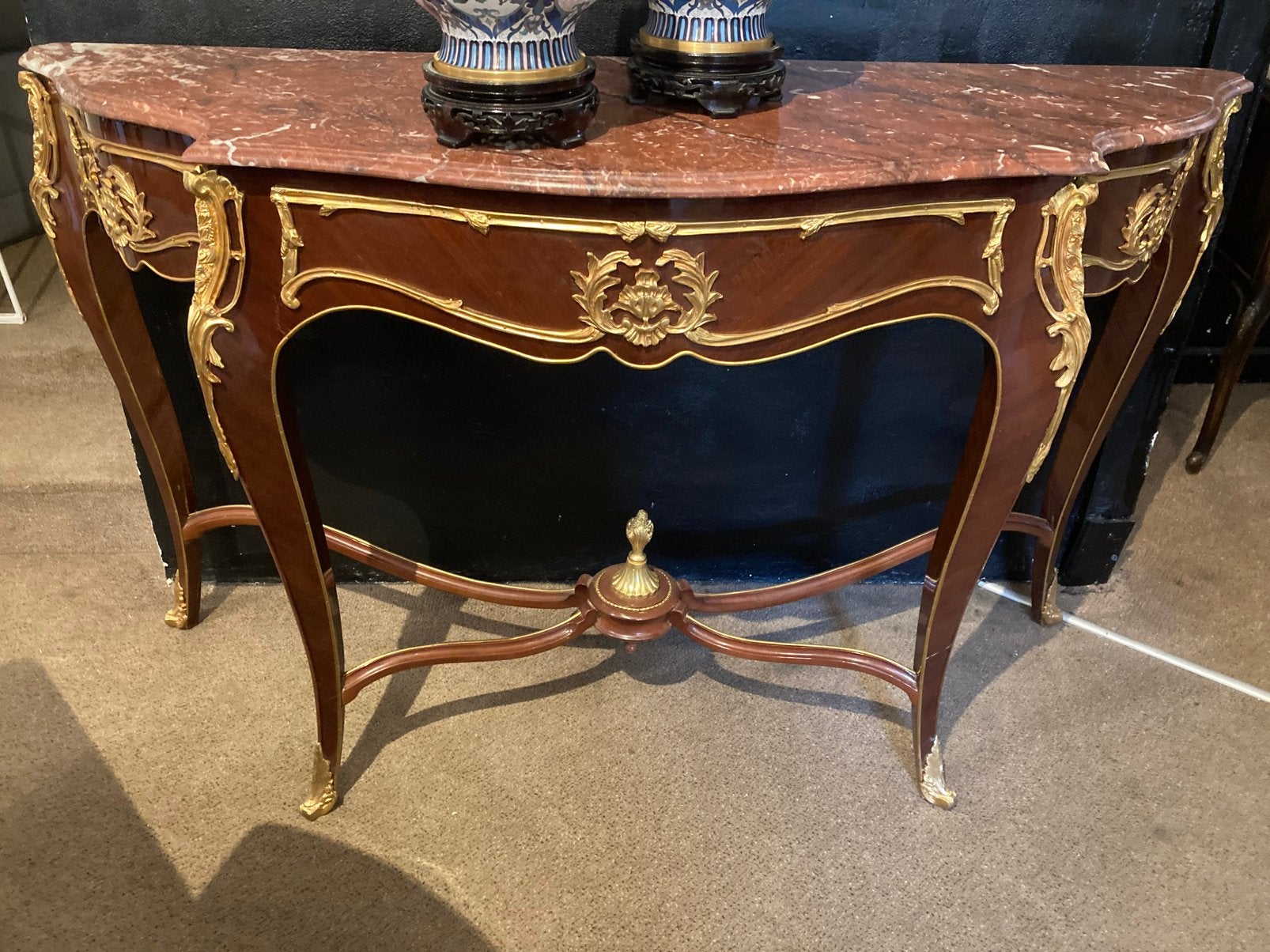 Prachtige gebogen wandtafel vol met brons 1m43 breed, Ophalen
