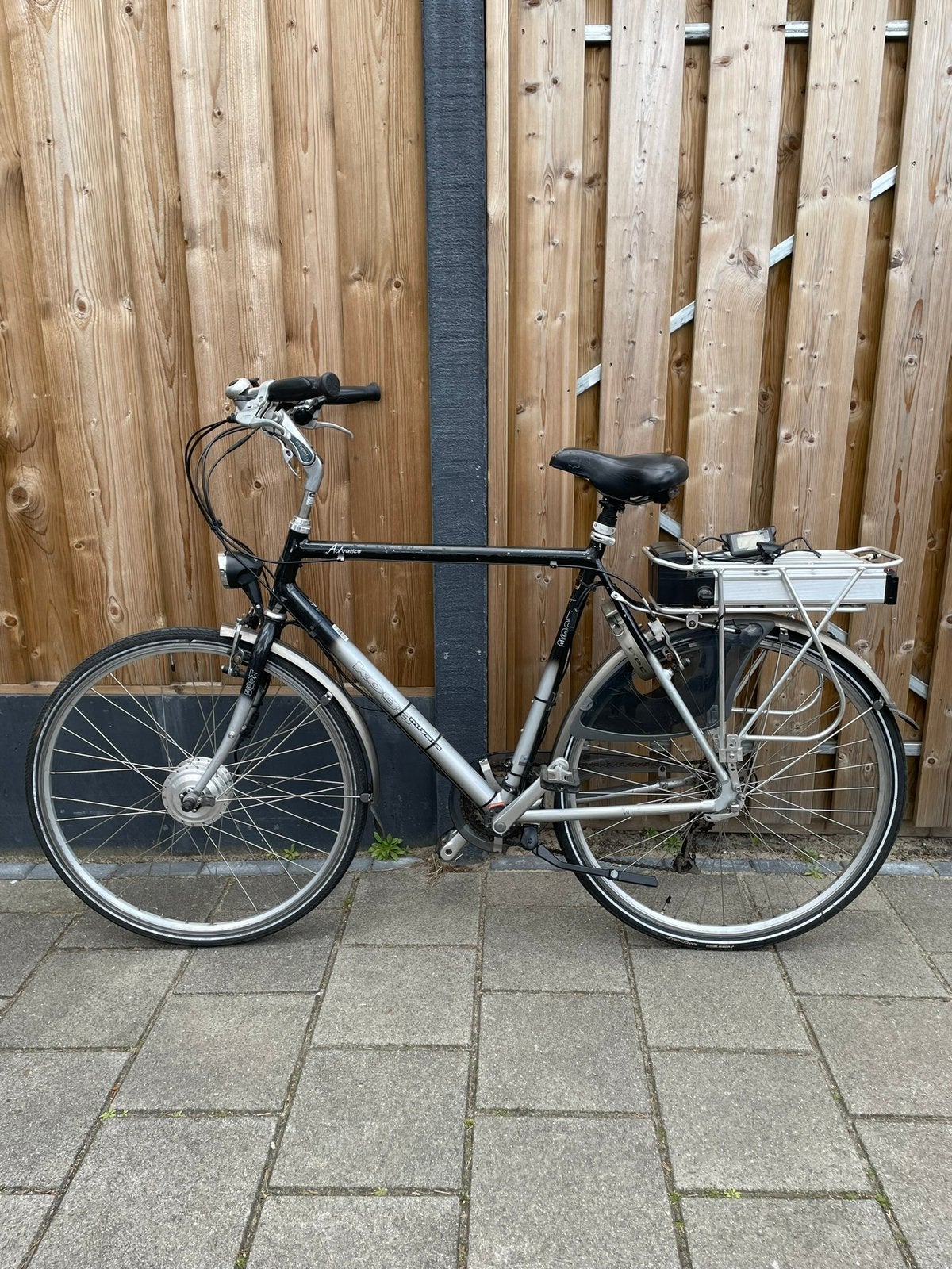 Goed werkende Elektrische Herenfiets, Fietsen en Brommers, Zo goed als nieuw, 55 tot 59 cm, 30 tot 50 km per accu, Ophalen
