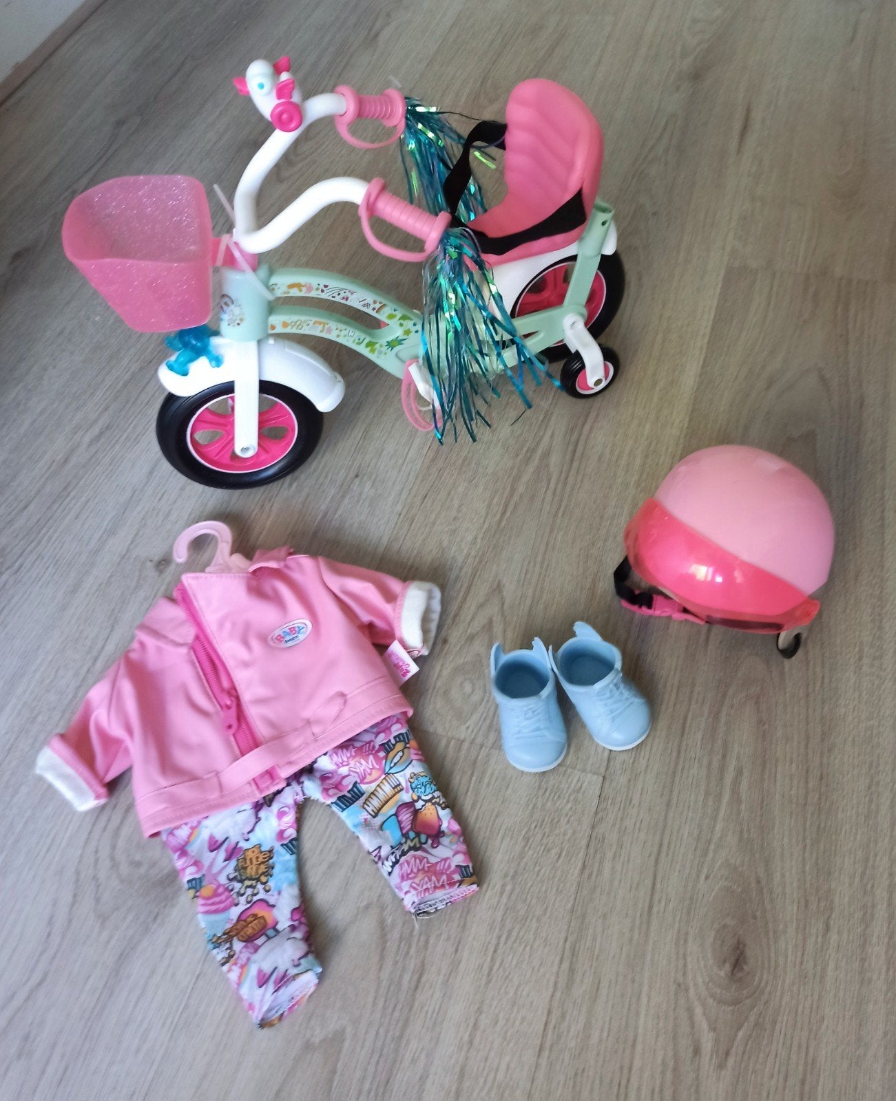 Baby Born fiets, kleding en helm - Zo goed als nieuw, Kinderen en Baby's, Ophalen of Verzenden, Zo goed als nieuw, Babypop