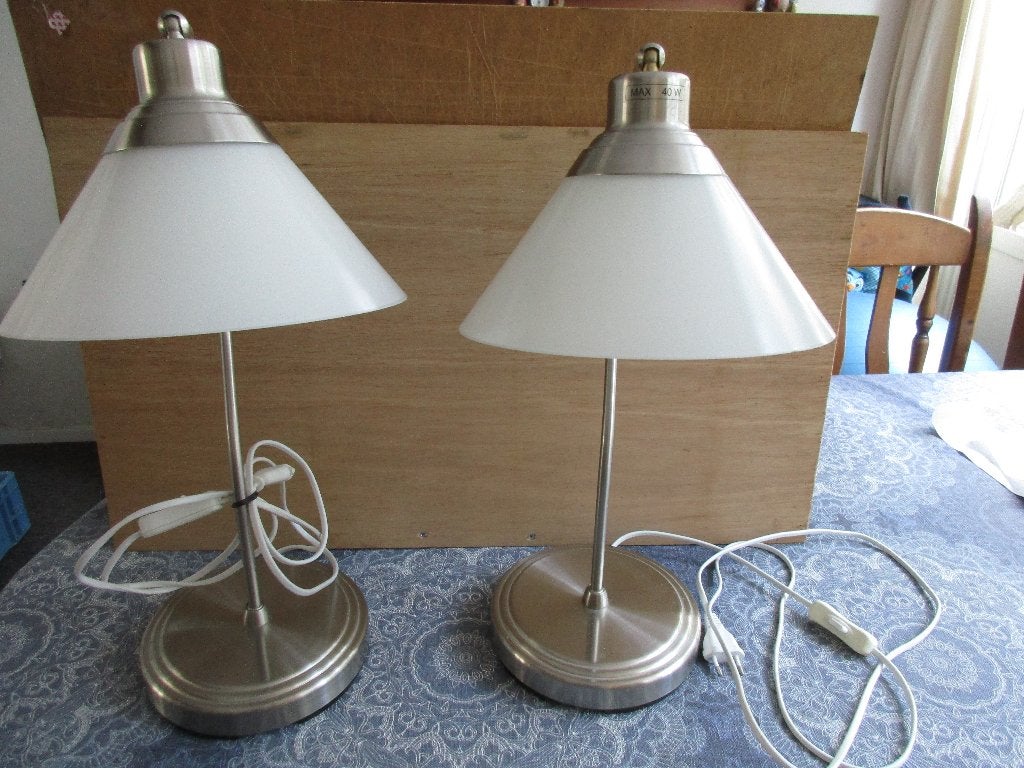 2 x tafellamp van IKEA - Kroby -aluminium met melkglazen kap, Met schakelaar, Gebruikt, 48 cm, Ophalen of Verzenden