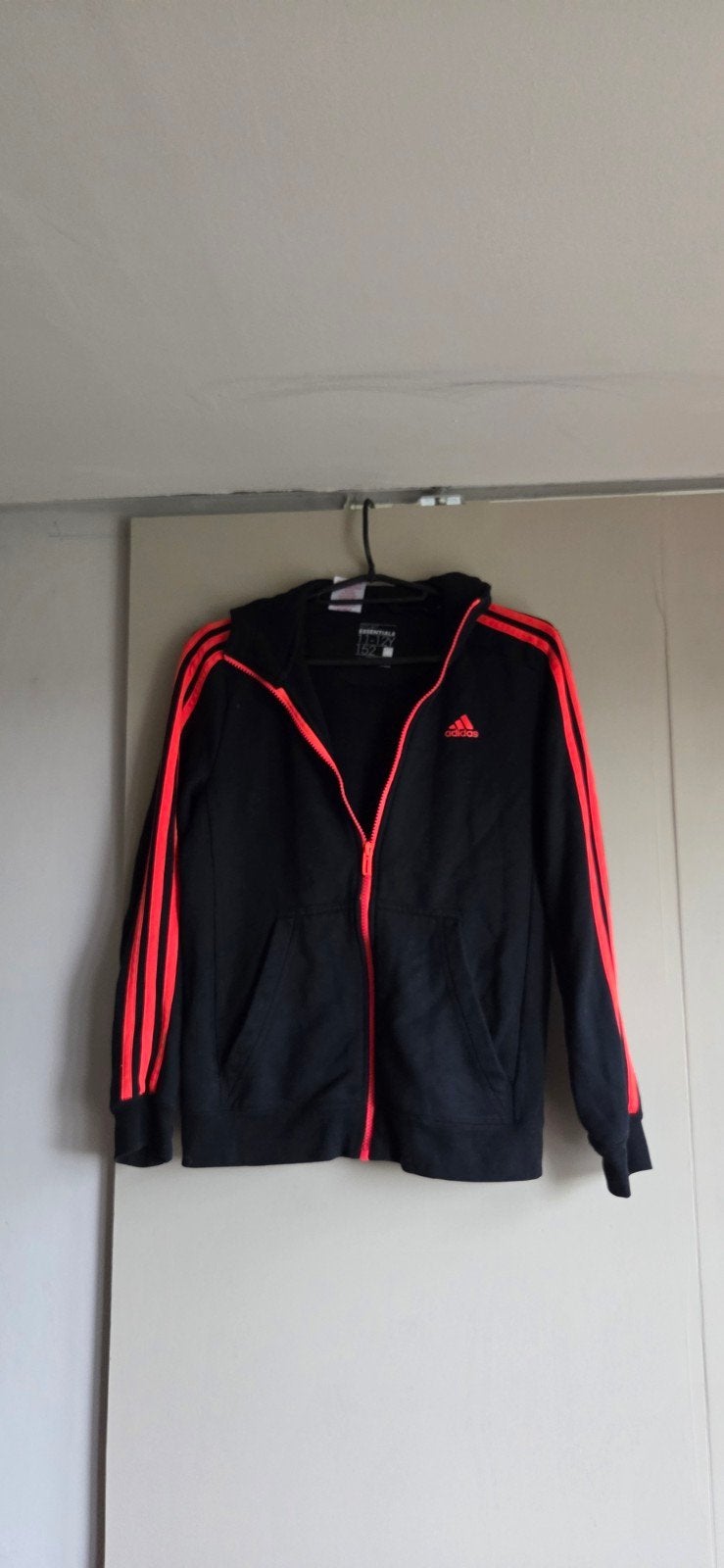 Adidas Zwart Vest met Neon Rode Details en Capuchon, Ophalen of Verzenden