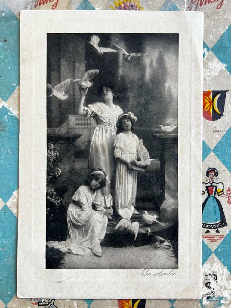 Les colombes - meisjes met duiven (PP), Ophalen of Verzenden, Voor 1920, Ongelopen, Kinderen