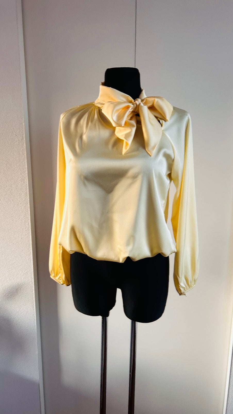 Blouse met strik butter yellow, Kleding | Dames, Blouses en Tunieken, Ophalen of Verzenden, Nieuw, Maat 42/44 (L), Geel