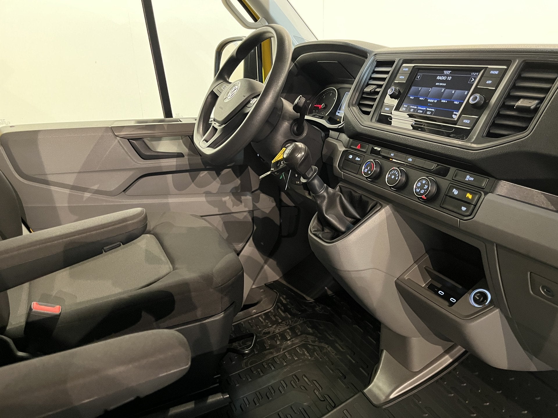 Volkswagen Crafter 35 2.0 TDI L3H2 140 PK / Euro 6 / 3.000 K, Voorwielaandrijving, Stof, Gebruikt, 4 cilinders