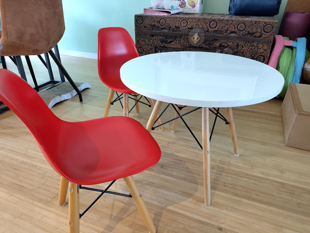 Eames kindertafel en stoeltjes, Kinderen en Baby's, Kinderkamer | Tafels en Stoelen, Zo goed als nieuw, Tafel(s) en Stoel(en)