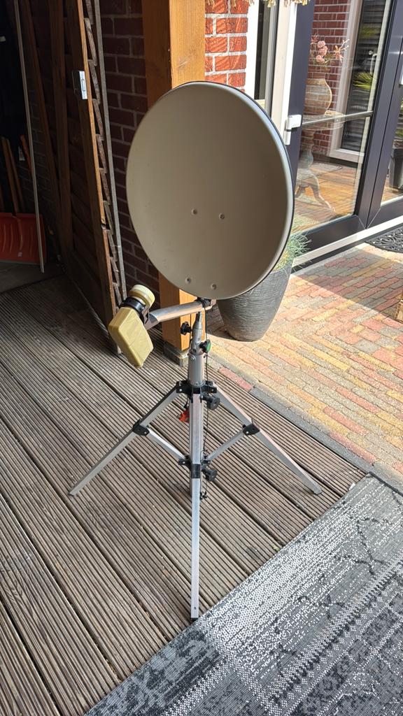 Te koop schotelantenne met statief, Ophalen of Verzenden, Gebruikt