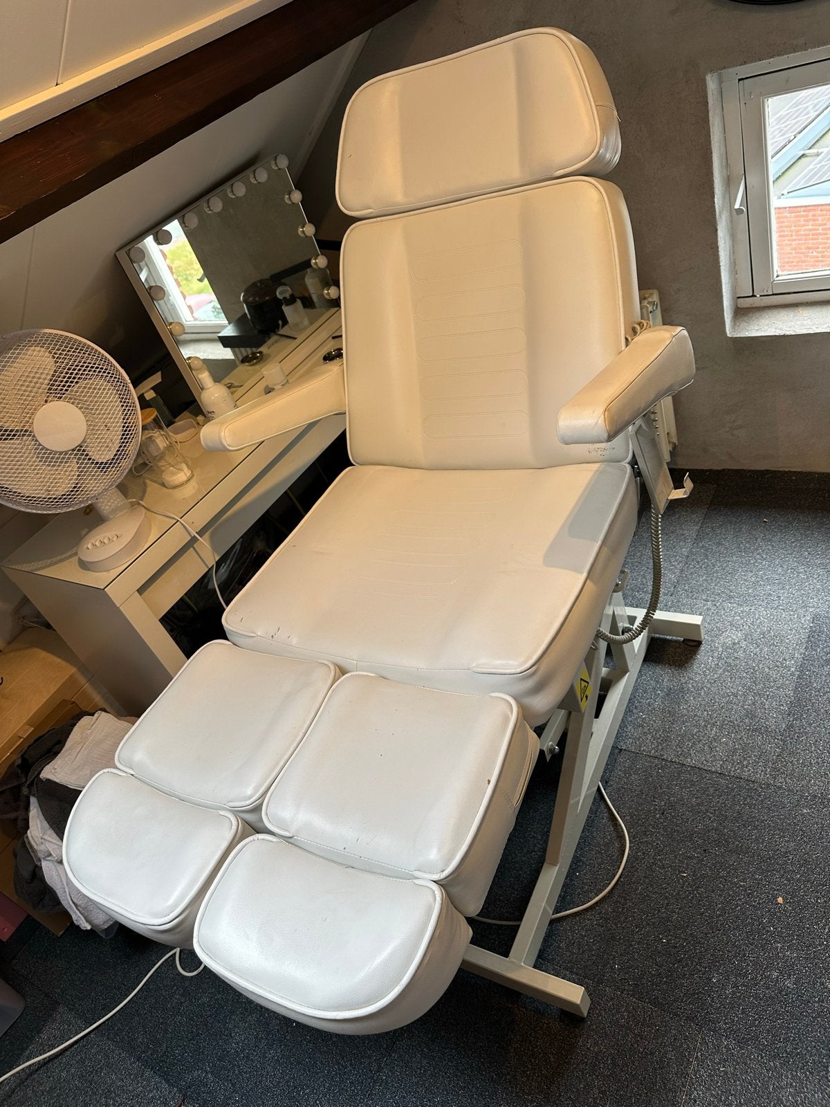 Witte elektrische behandelstoel met afstandsbediening, Huis en Inrichting, Stoelen, Kunststof, Gebruikt, Wit, Ophalen of Verzenden