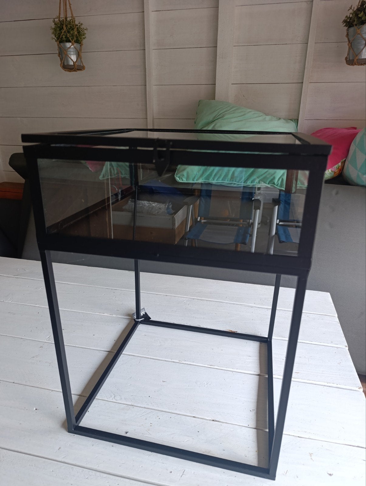Bijzettafel zwart met glas NIEUW, Ophalen of Verzenden, Zo goed als nieuw, Hok, Minder dan 60 cm