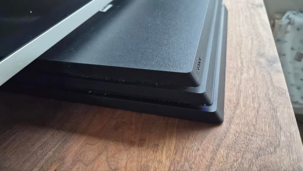 PS4 Pro met twee controllers, Ophalen