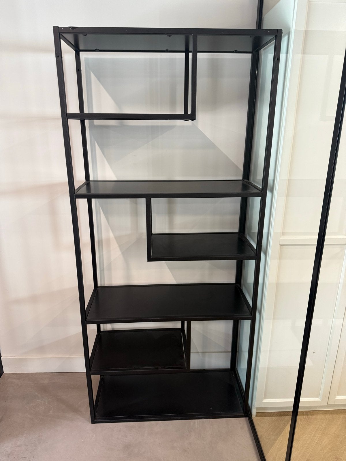 Zwart metalen boekenkast met asymmetrische planken, Ophalen, Met plank(en), Gebruikt, 50 tot 100 cm