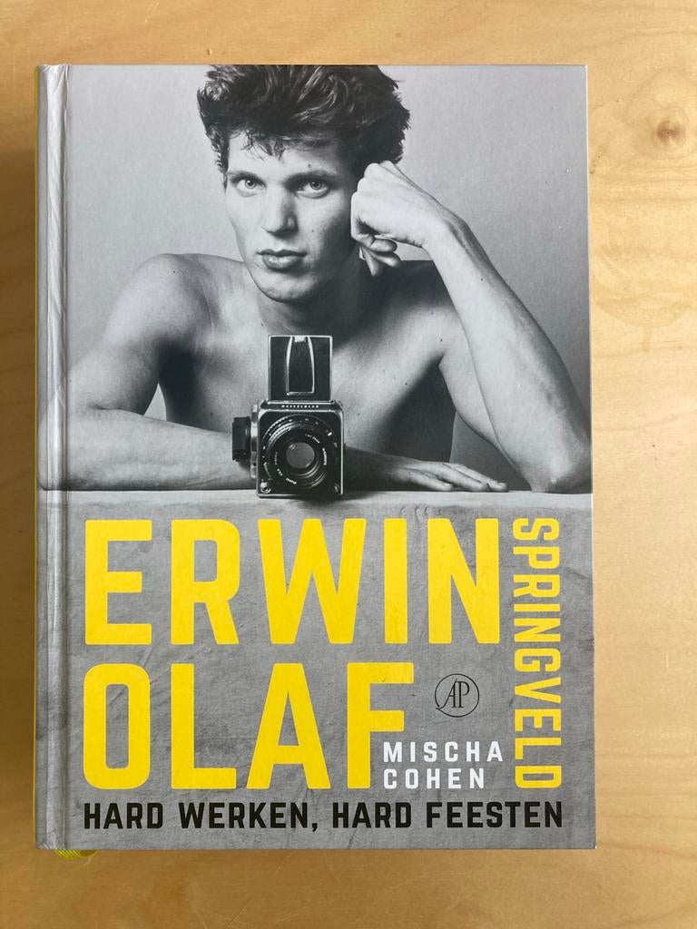 Erwin Olaf: Hard Werken, Hard Feesten - Fotoboek, Overige, Ophalen of Verzenden, Zo goed als nieuw, Mischa Cohen