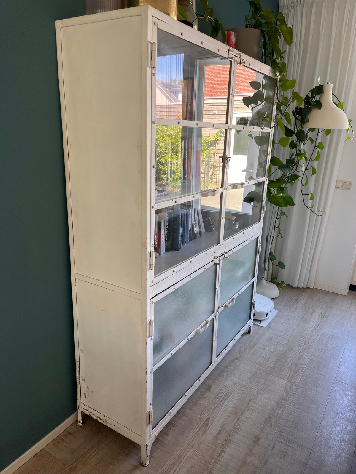 Metalen vitrinekast met glazen deuren, Huis en Inrichting, Ophalen, Gebruikt, 100 tot 150 cm, 200 cm of meer