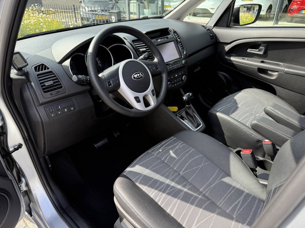 Kia Venga 1.6 CVVT ExecutiveLine AUTOMAAT | 30DKM! | Pano |, Auto's, Automaat, Gebruikt, 4 cilinders, Leder en Stof