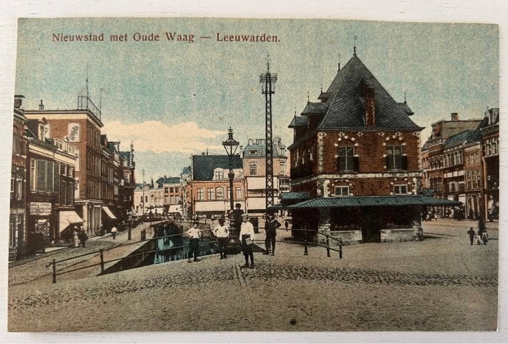 Oude Ansichtkaart - Leeuwarden - Nieuwstad met Oude Waag, Verzamelen, Ansichtkaarten | Nederland, Ophalen of Verzenden, Voor 1920