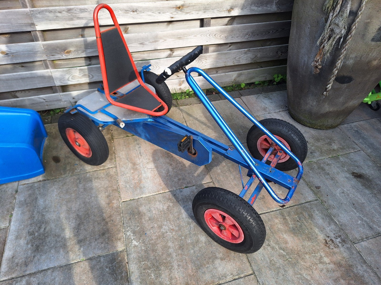 Blauwe skelter met rode zitting - Gebruikt
