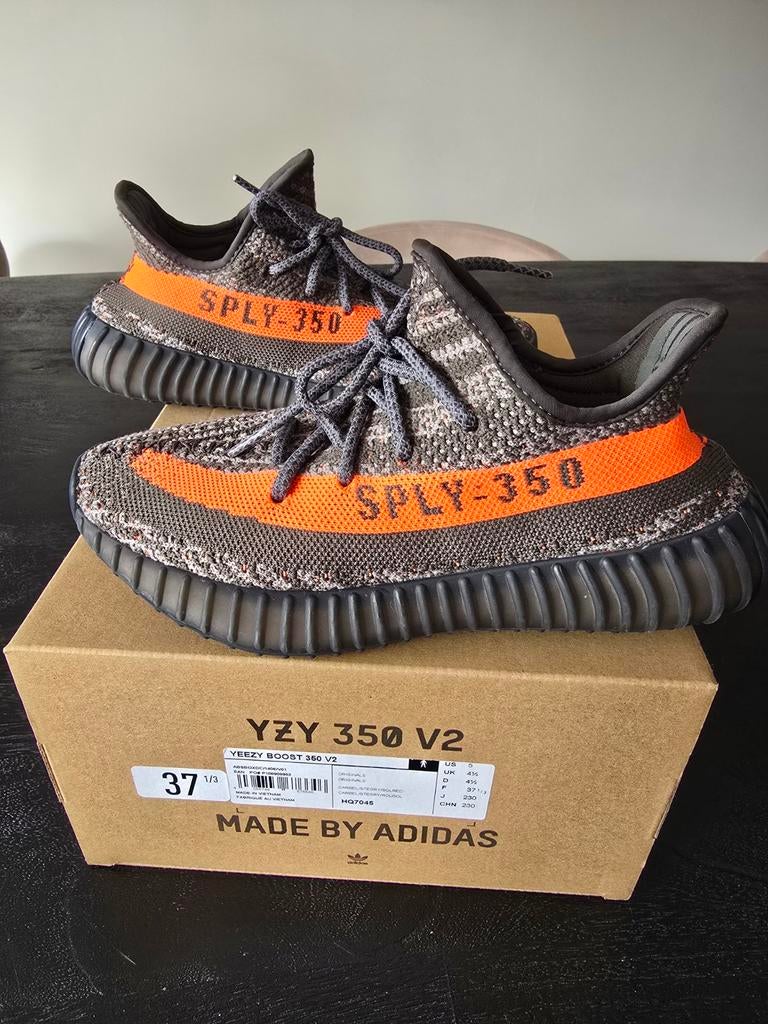 Yeezy 350 V2 Carbon Beluga maat 37 1/3, Yeezy, Jongen of Meisje, Schoenen, Ophalen of Verzenden