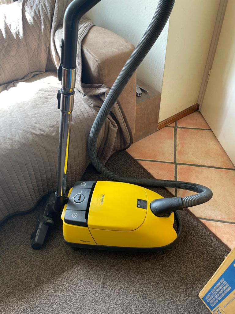 miele stofzuiger, Ophalen of Verzenden, Zo goed als nieuw, 1200 tot 1600 watt