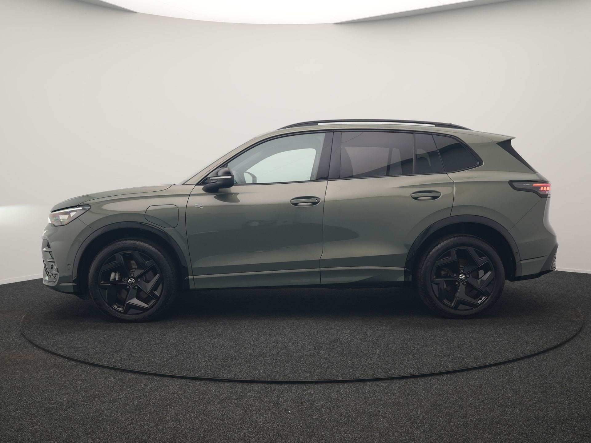 Volkswagen Tiguan 1.5 eHybrid R-Line Edition PHEV 204pk Deal, Zwart, Plug-in hybride, Bedrijf, Automatische klimaatregeling