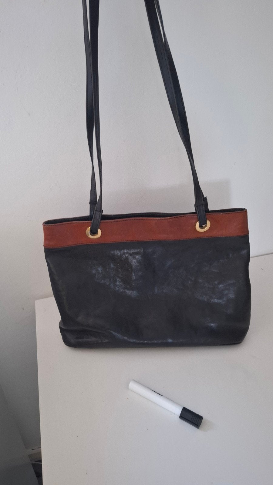 Stijlvolle Zwarte Handtas met Bruine Details, Sieraden, Tassen en Uiterlijk, Ophalen of Verzenden, Zo goed als nieuw, Zwart, Handtas