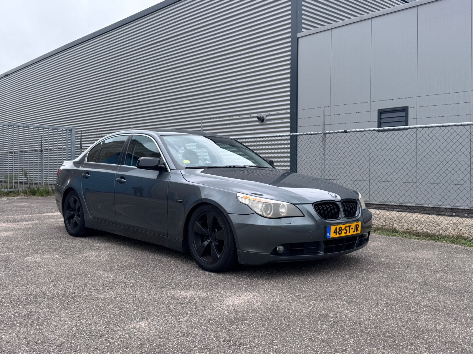 BMW 5-Serie 3.0 I 530 AUT 2004 Grijs, Automaat, Achterwielaandrijving, 2000 kg, Bedrijf