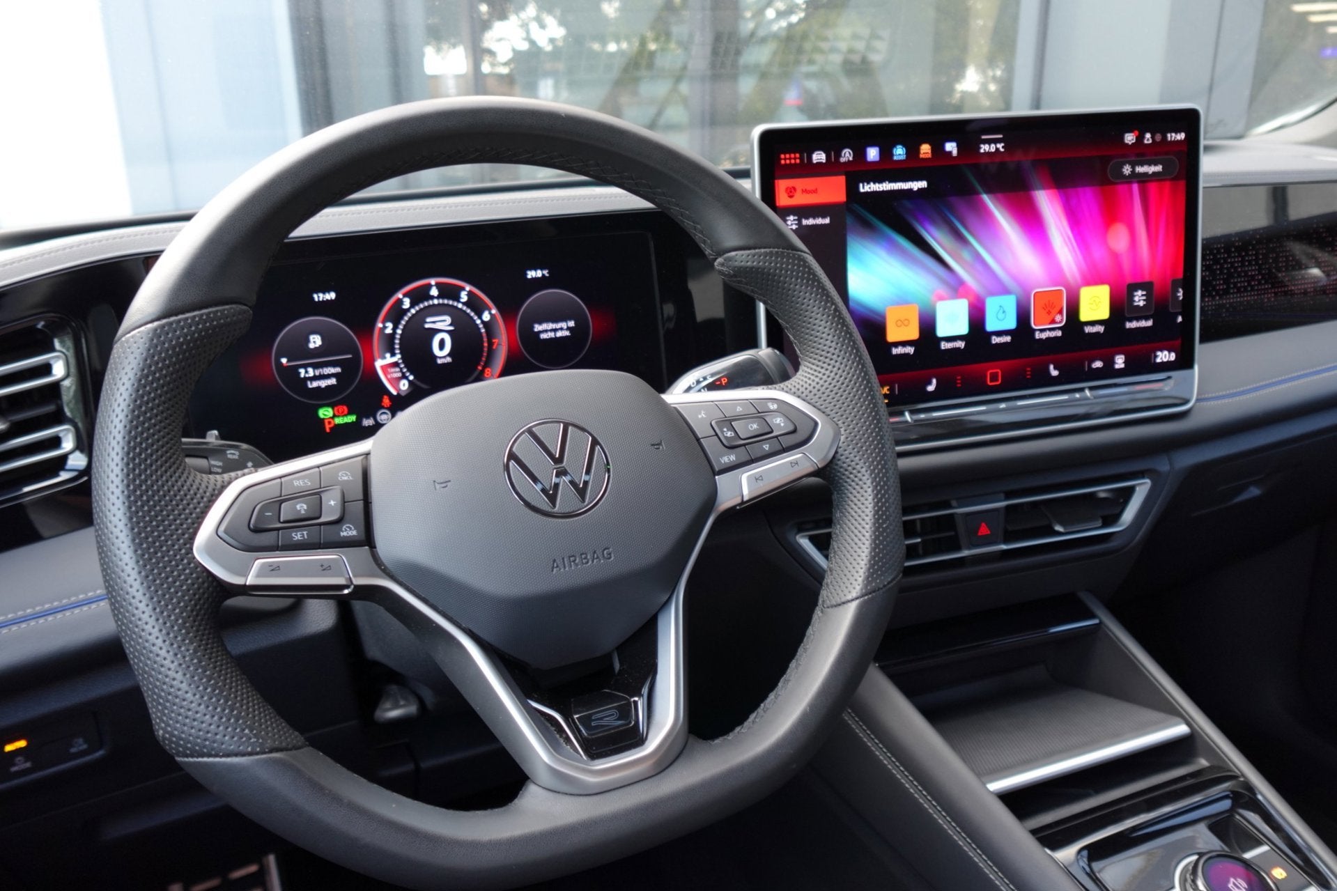 Volkswagen Tiguan 1.5 eTSI R-Line Business PANO KEYLESS H&K, Voorwielaandrijving, 150 pk, Zwart, Bedrijf