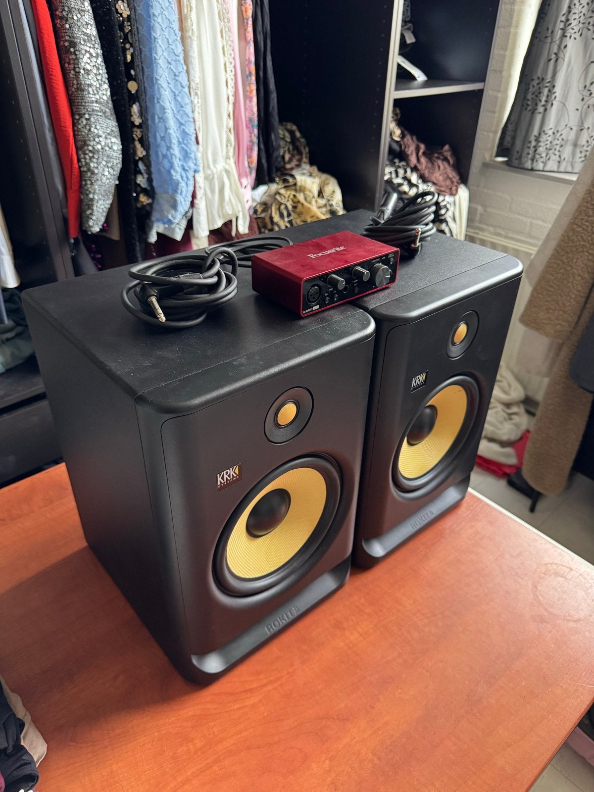 KRK Rokit 8 G4 Studio Monitoren met Focusrite Scarlett 2i2, Studiomonitor, Inclusief kabels, Zo goed als nieuw, KRK