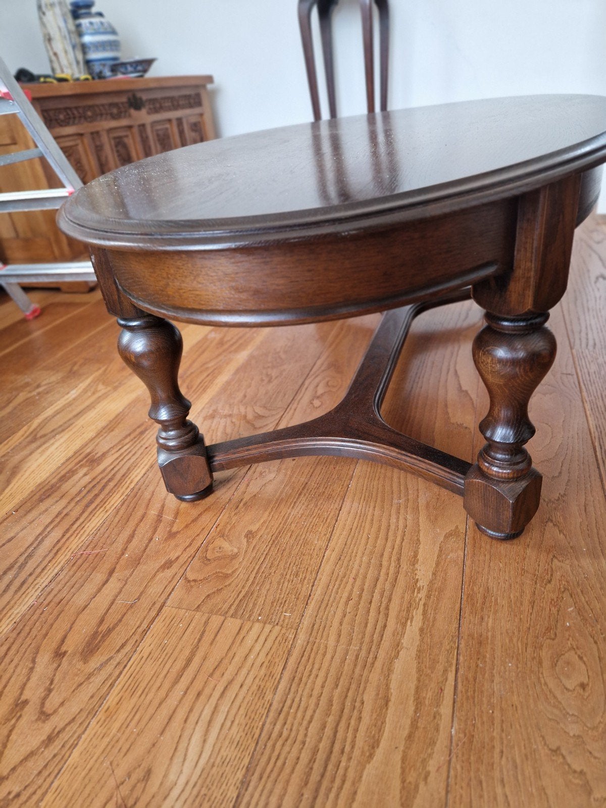 Antieke ovale salontafel van donker hout, Antiek en Kunst, Ophalen