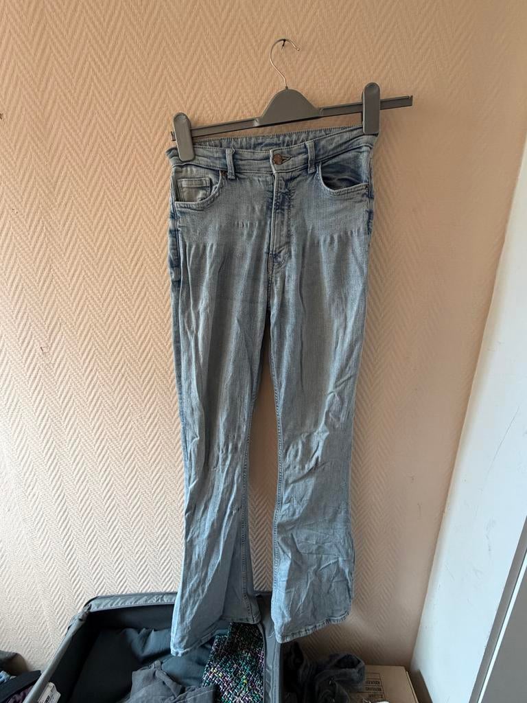 Lichtblauwe flared jeans Bershka maat 36, Ophalen of Verzenden, Gedragen, Blauw, W28 - W29 (confectie 36)