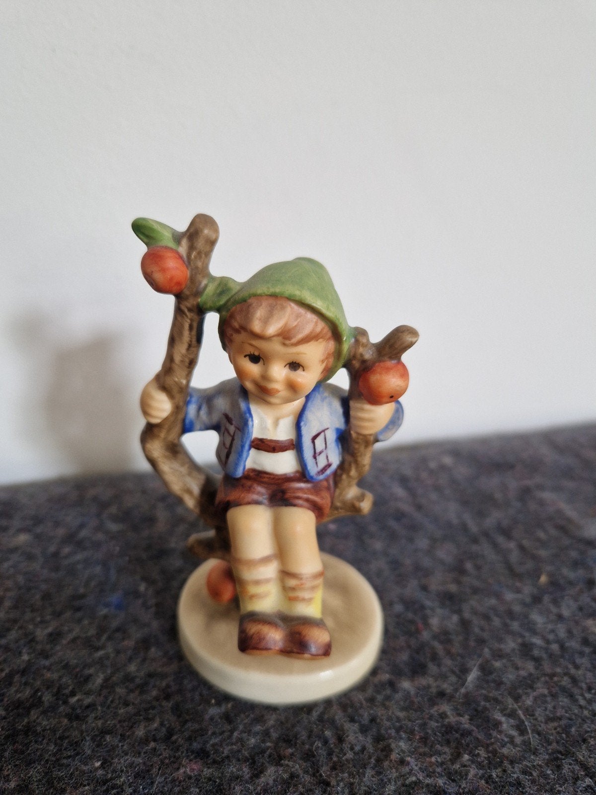 Vintage Hummel beeldje: Jongen met appels, Ophalen of Verzenden