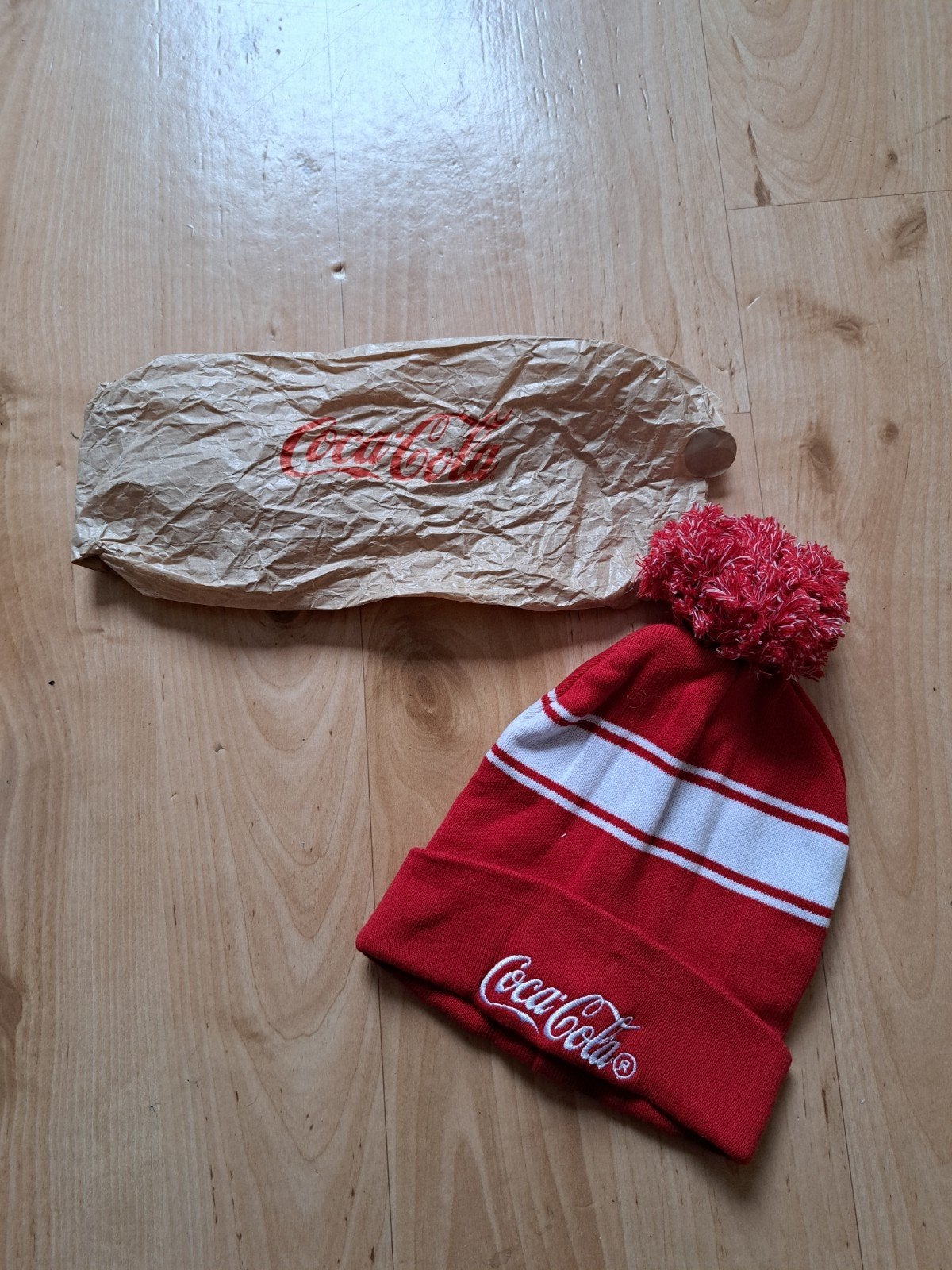 Coca-Cola Muts met Pompon - nieuw, Maat 38/40 (M), Ophalen of Verzenden, Zo goed als nieuw, Muts