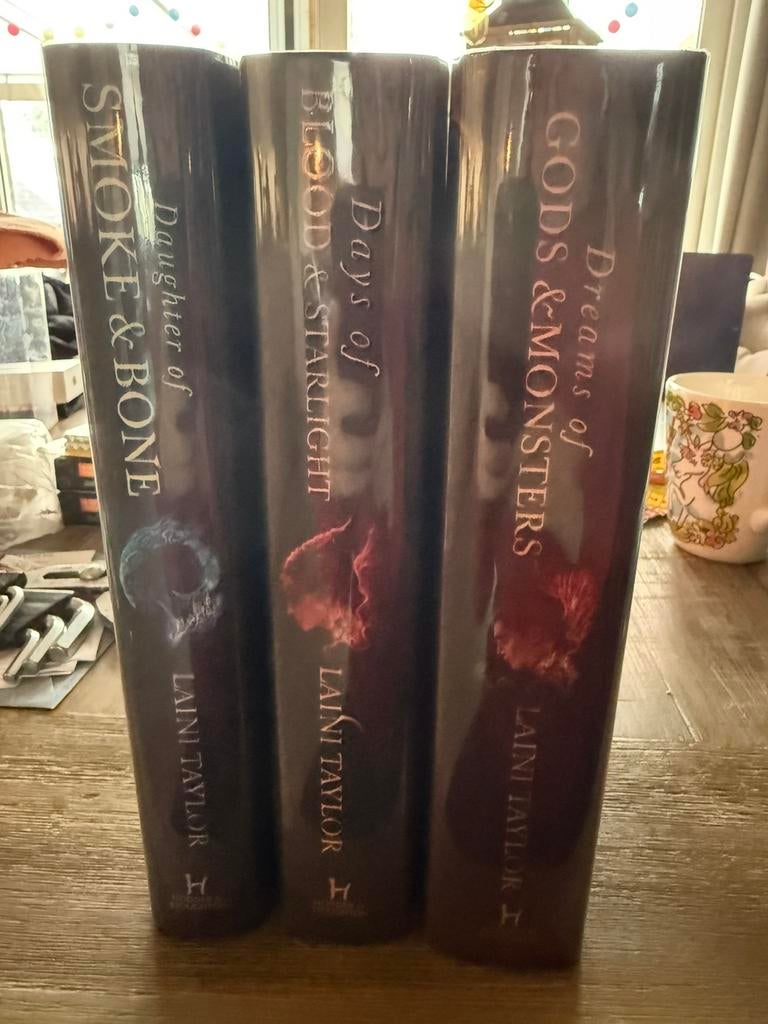 Illumicrate signed Daughter of Smoke and Bone, Boeken, Ophalen of Verzenden, Zo goed als nieuw