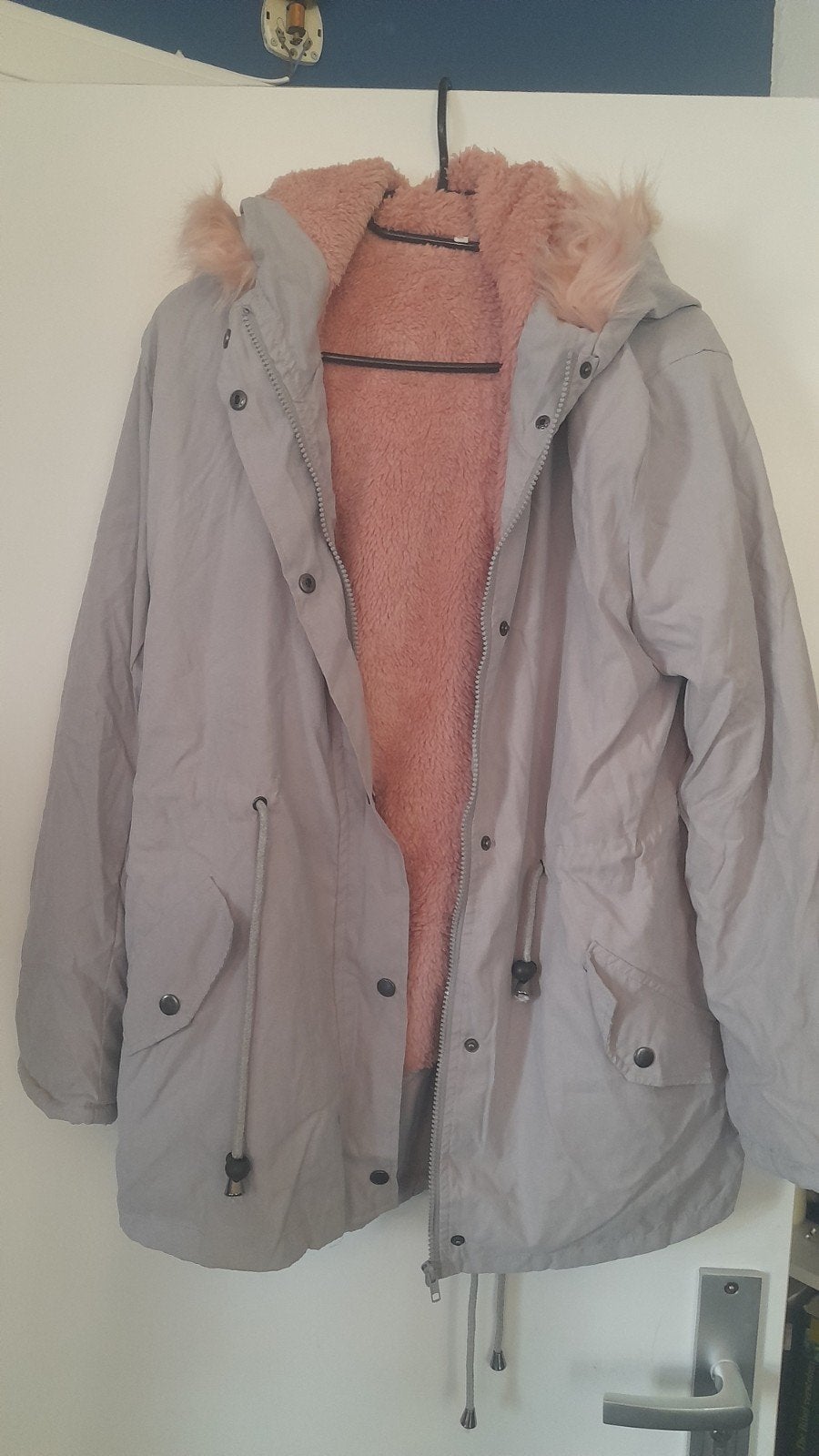 Grijze winterjas met roze teddy voering, Kleding | Dames, Maat 38/40 (M), Ophalen of Verzenden, Onbekend, Grijs