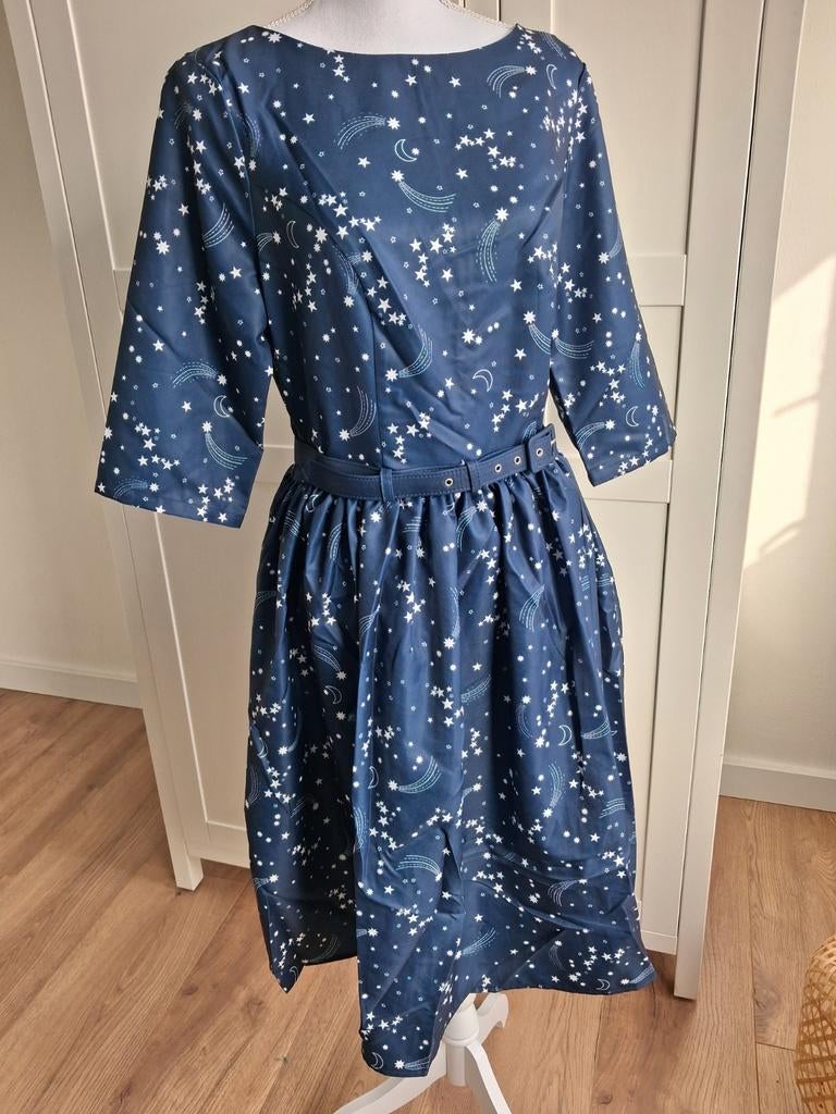 Prachtige donkerblauwe vintage stijl 'Audrey' Stars Dress, Maat 38/40 (M), Nieuw, Lindy Bop, Onder de knie