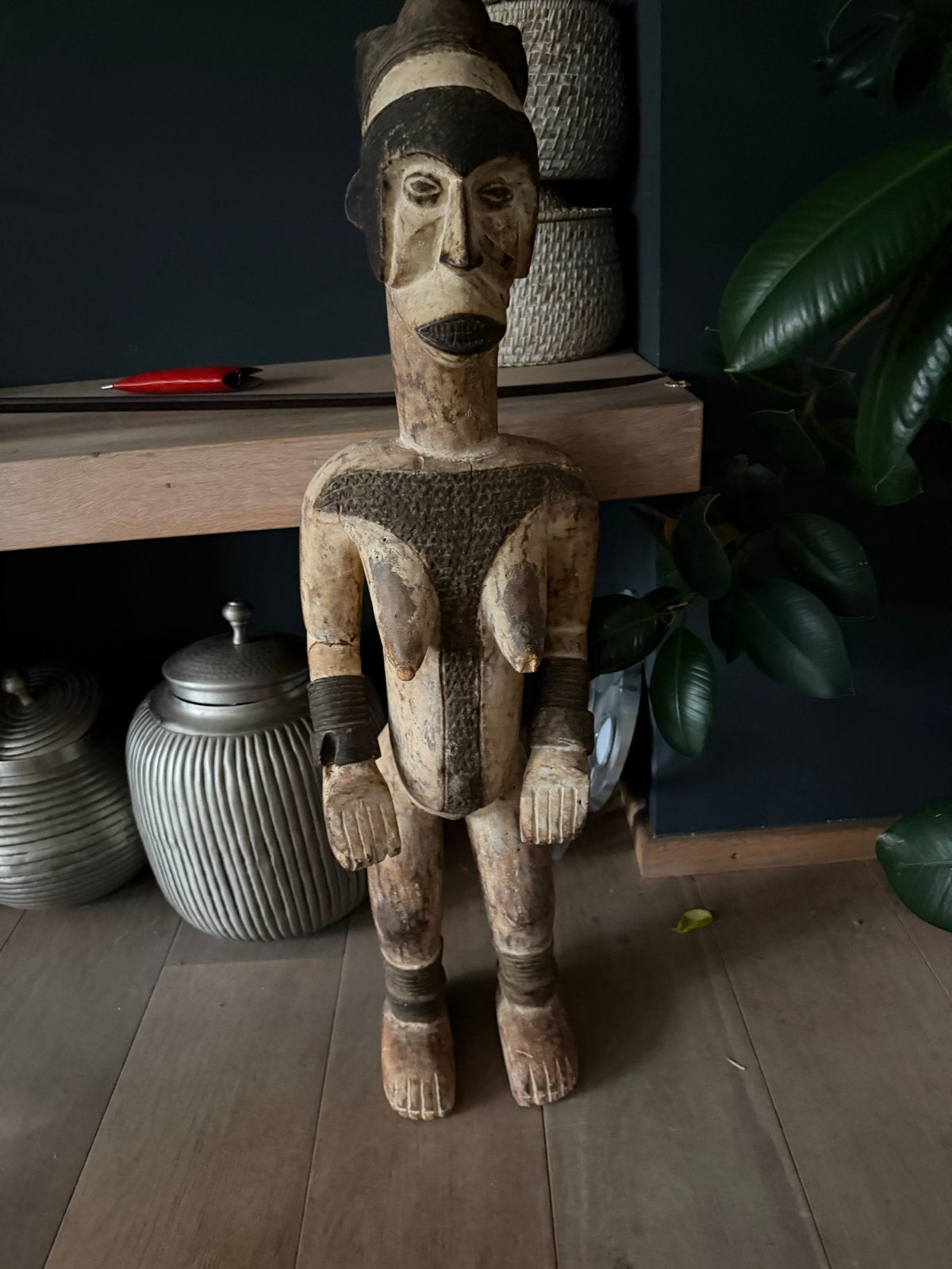 Afrikaans houten beeld - Vrouwfiguur (arm geplakt), Bruin, Afrika, Handgemaakt, Beeld